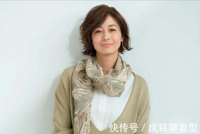 富冈佳子|富冈佳子不仅穿搭出众，她的慵懒风微卷短发，就连年轻人都喜欢