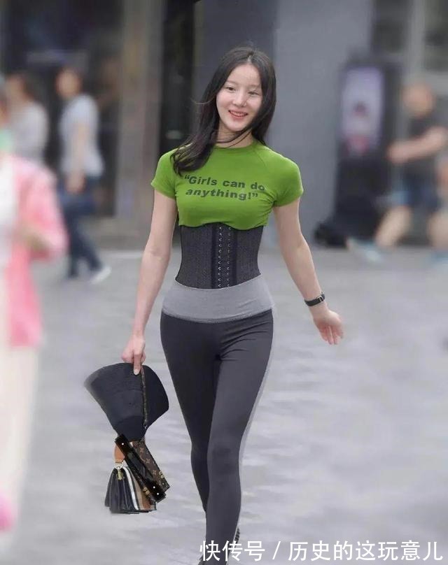 搭配 打底裤的打扮青春灵动秀出独特的自我,尽显时尚知性美的感觉!