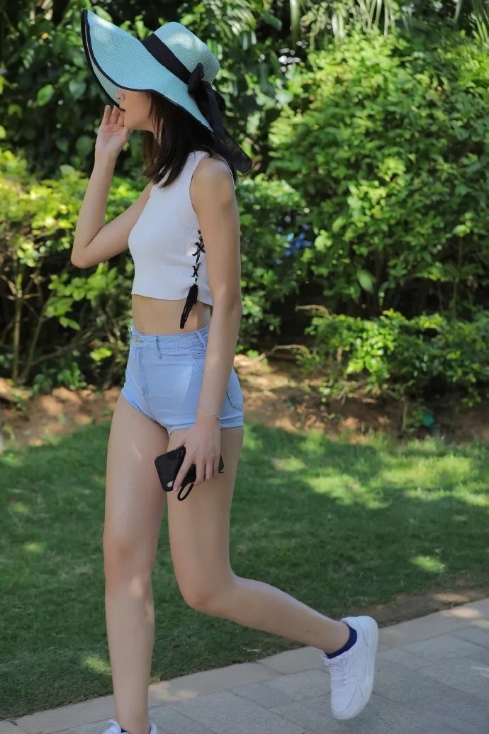 街拍：小姐姐穿着打扮是最为经典的搭配之一，帅气洒脱