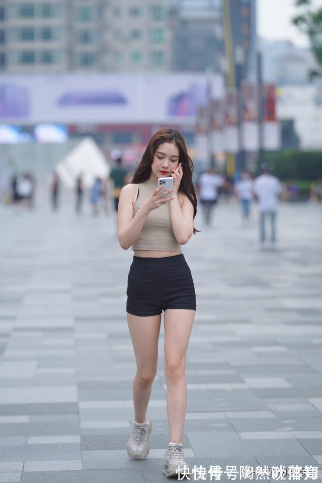 小姐姐 米色背心搭配个性短裤,清凉舒适,尽显时尚,魅力无法阻挡