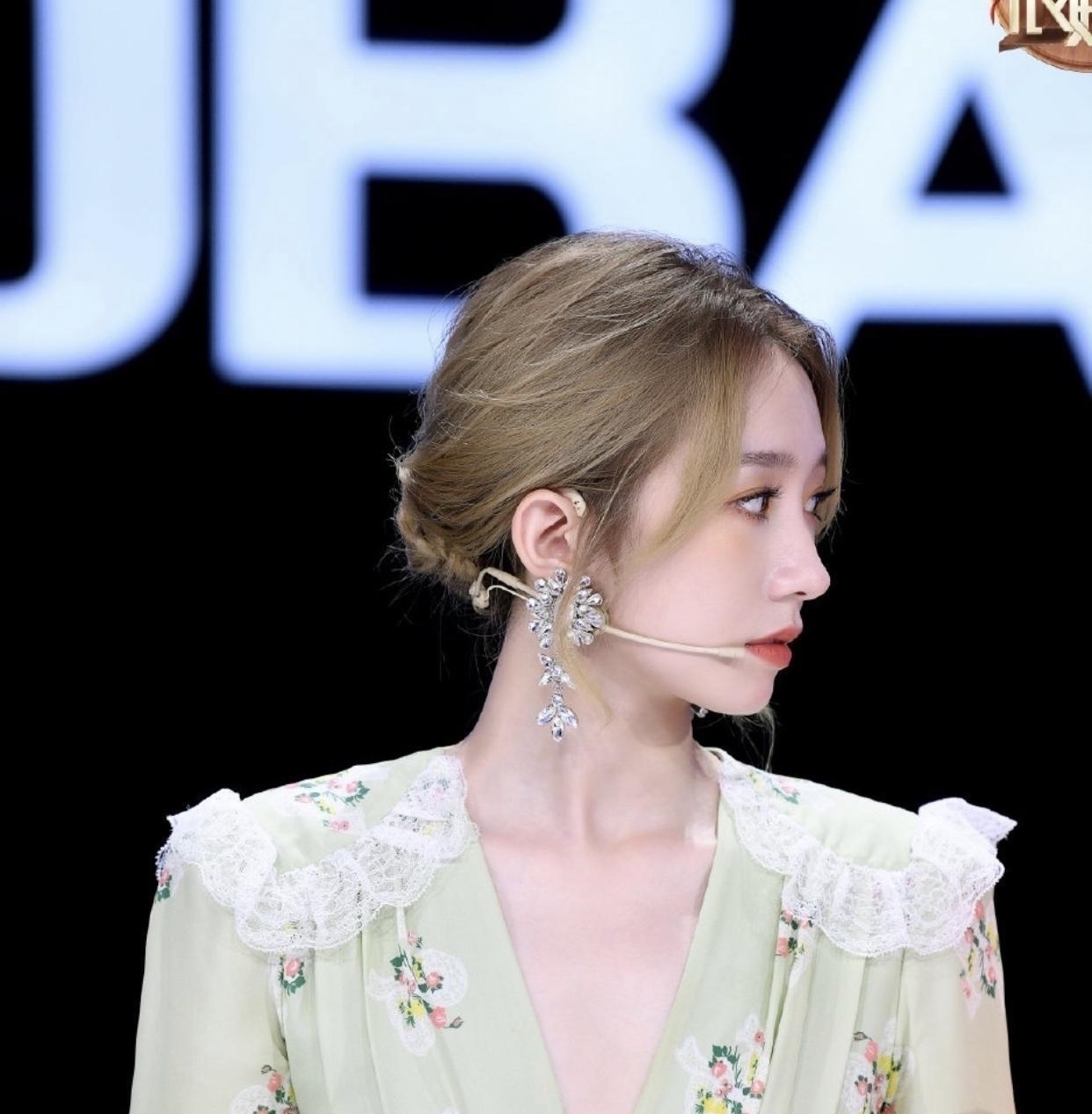 造型|孟美岐參加某節目的造型,深v牛油果綠印花連衣裙,普普通通