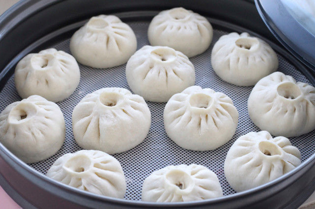 两锅|入冬后就馋酸菜馅的包子,皮薄馅大酸爽美味,一次蒸两锅都不够吃