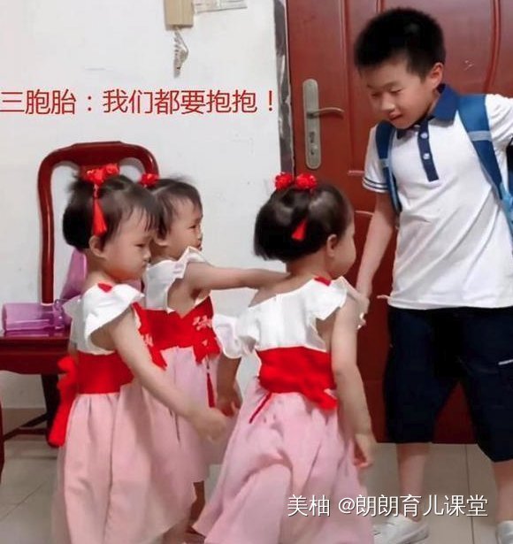 多胞胎|爸爸接孩子放学迟到了,三胞胎女儿扔书包抗议,门卫大爷被逗笑了