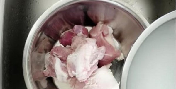 猪肉别再用清水洗,学会这个“绝招”,脏东西自己跑出来,不知道就太可惜