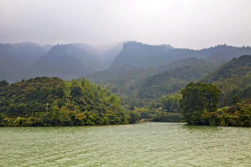 水中有山，山绕水生，水行山中，富春江一幅淡雅的水墨画卷