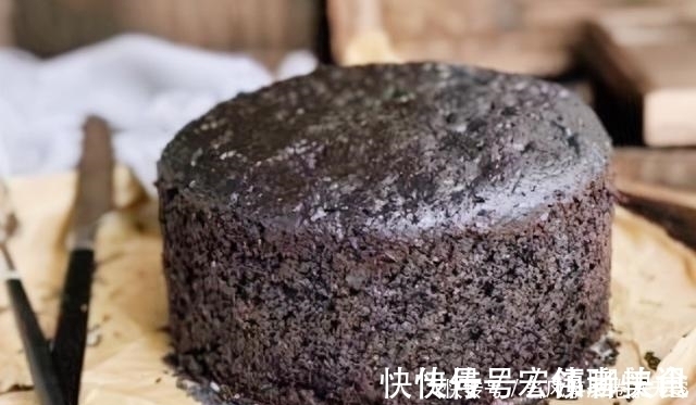 冬天,女人要多吃黑芝麻,简单一蒸暄软香甜,我隔两天就要吃一次