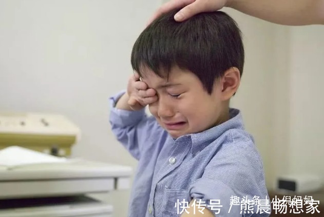 父母|未满1岁宝宝惨遭遗弃,在地上边爬边哭,父母成为罪魁祸首