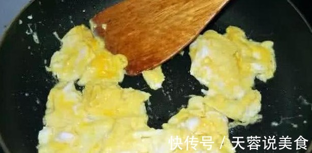炒鸡蛋你真的会做吗教大家一个小秘方，炒出来的鸡蛋又嫩又蓬松