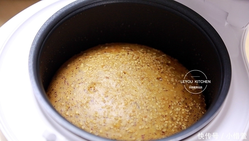 想吃枣糕,用电饭锅就能做,不用打发,不用发酵,拌好面糊就入锅