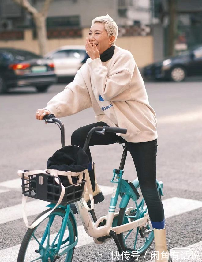 马丁靴 60岁奶奶才不服老,穿高帮靴骑单车出门,一头白发还剪寸头太拉风