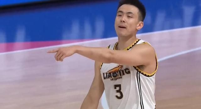 赵继伟|真怒了!杨鸣飙脏话怒吼辽篮替补,赵继伟也很生气,怒摔水瓶发泄