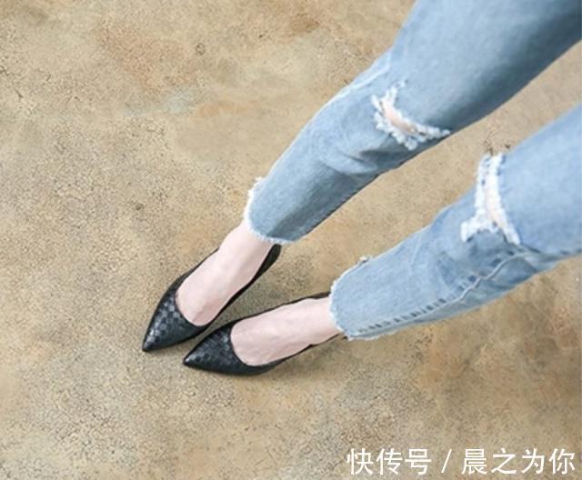 有心机 尖头高跟鞋外观精致充满女人味,将都市白领的自信美丽汇聚于足尖