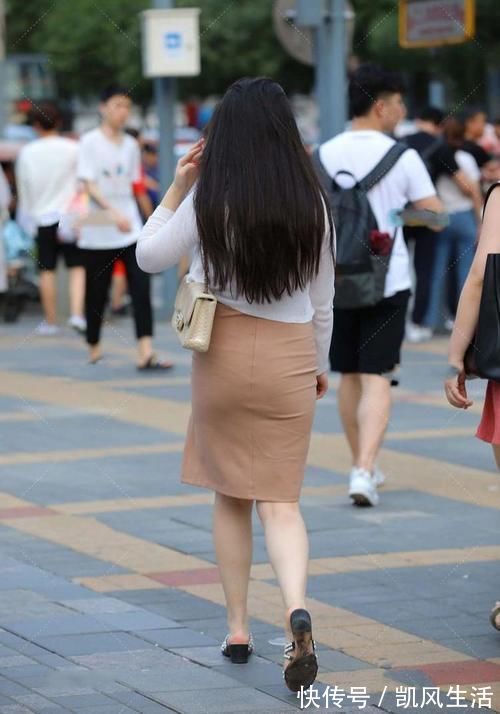 连衣裙|小姐姐穿卡其色连衣裙，在外面搭一件休闲开衫，高级显瘦