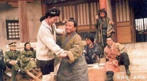 影视剧|导演求不挨骂,宋江不敢回家,武松打真老虎,水浒幕后发生了什么