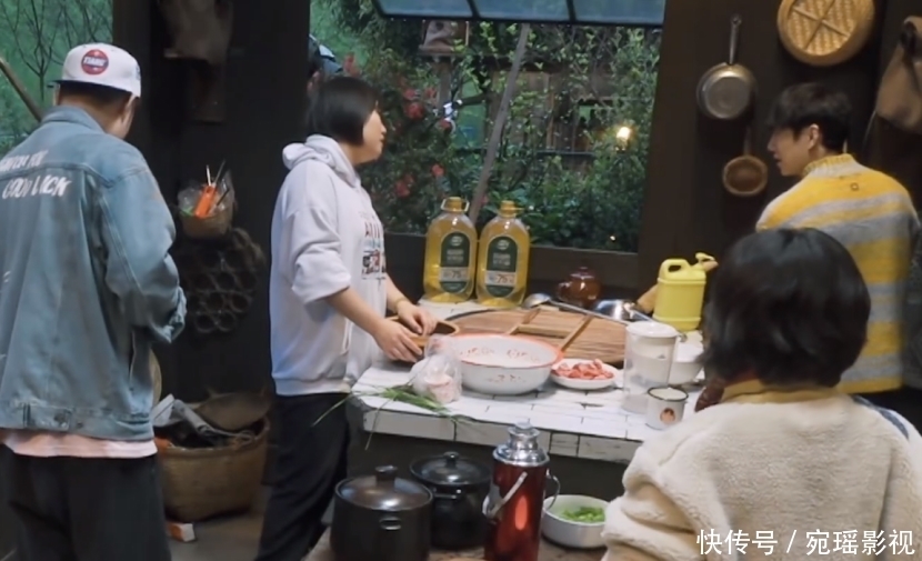 新嘉宾 蘑菇屋陈赫李诞还在,新嘉宾就砸场子超勤快,何炅都忍不住内涵