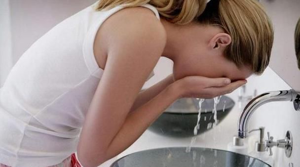 女性皮肤暗黄显老？坚持4件事，气色好了，皮肤紧致有弹力