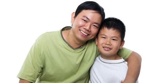 门卫|因爸爸接孩子迟到,三胞胎女儿集体“抗议”,把门卫大爷逗笑了