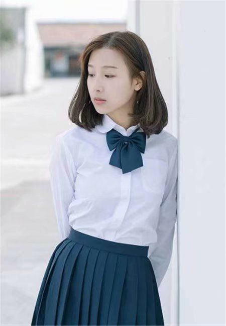 街拍：白色上衣搭配牛仔短裤，小巧的面颊，看起来非常漂亮