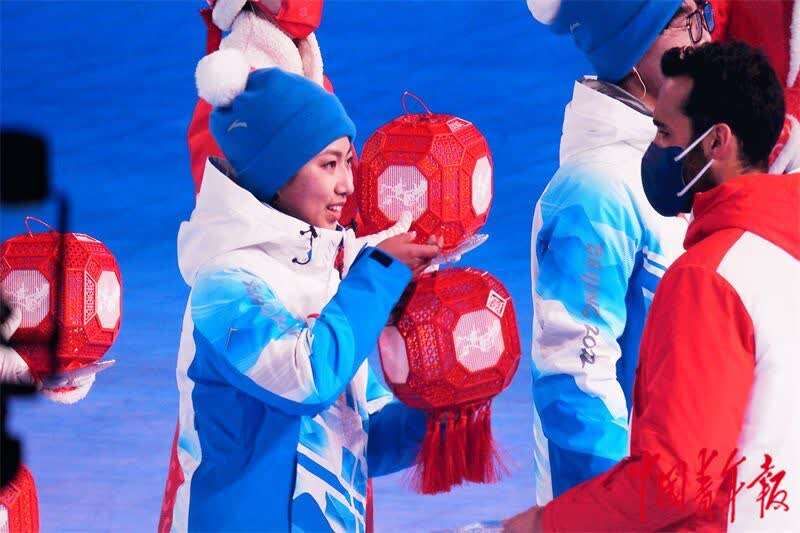 国际奥委会|向志愿者致敬！国际奥委会运动员委员会委员给北京冬奥会志愿者代表送红灯笼