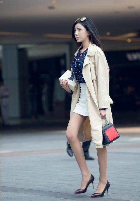 街拍小姐姐甜甜的笑容真好看,走起路来,气场十足