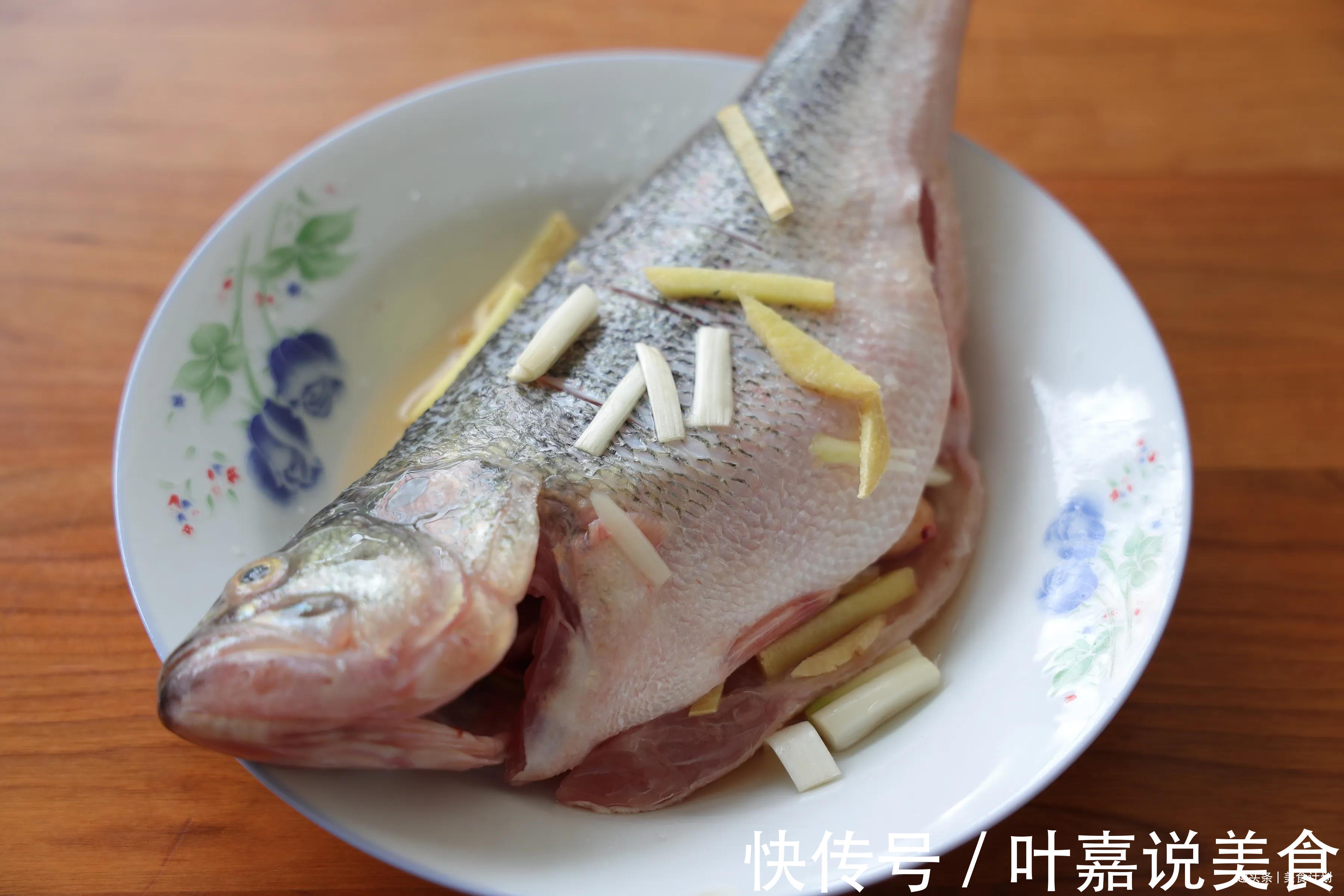 孩子最爱吃的清蒸鲈鱼，简单蒸一蒸，肉质鲜嫩，清淡不油腻