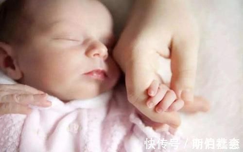 伸肌|宝宝到了这个月龄,妈妈需要帮他打开小拳头,让宝宝更加聪明
