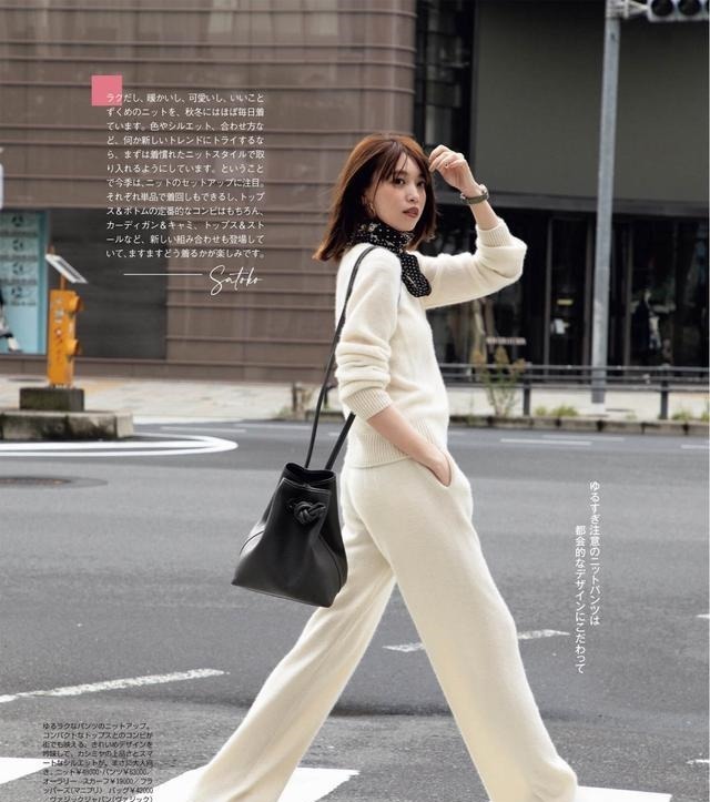 上衣 一条白色裤子，让秋冬穿搭变“轻盈”！