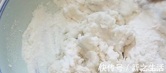 过年吃的零食江米条，不用买，在家自己做，香甜又酥脆，过年必备