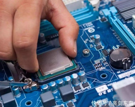 国产|真被张召忠说中了,国产芯另辟蹊径,突破西方封锁只是时间问题