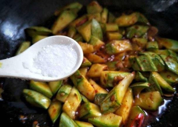 菜味道|炒好的菜太咸了,别只会加水用上这几招,菜不咸更美味