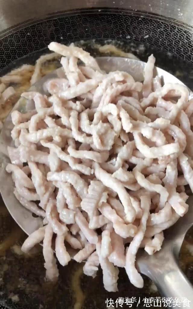 做了超嫩的京酱肉丝，用煎饼卷着吃超赞的