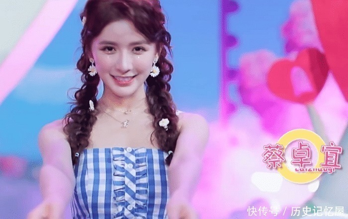 lis蔡卓宜不再拖团队的后腿,表演《敲敲》太甜了,两位导师连续表扬