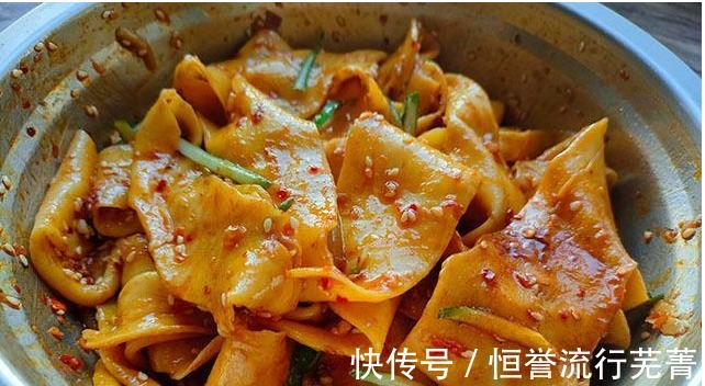 面粉里打入鸡蛋，泡一泡拉一拉，煮好加料拌一拌，三伏天吃真开胃！