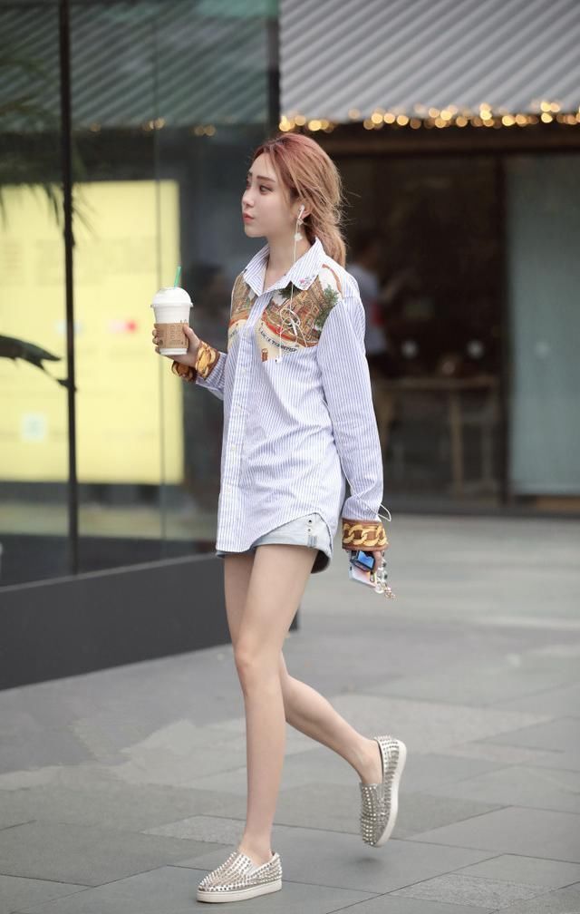 路人街拍,牛仔热裤,很好的展现出了小姐姐们的大长腿