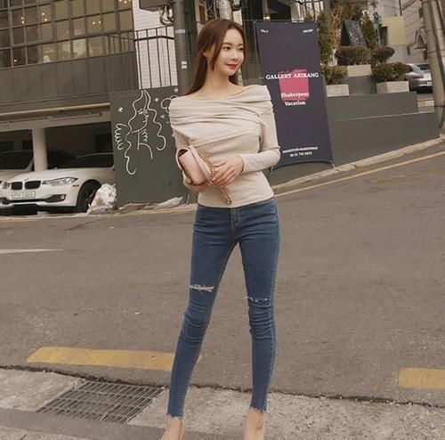 身穿紧身牛仔裤的美女,打扮实在漂亮,给人梦幻的感觉