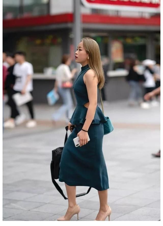 高跟凉鞋|美女一双一字带的黑色高跟凉鞋，气质时尚，又带着魅力