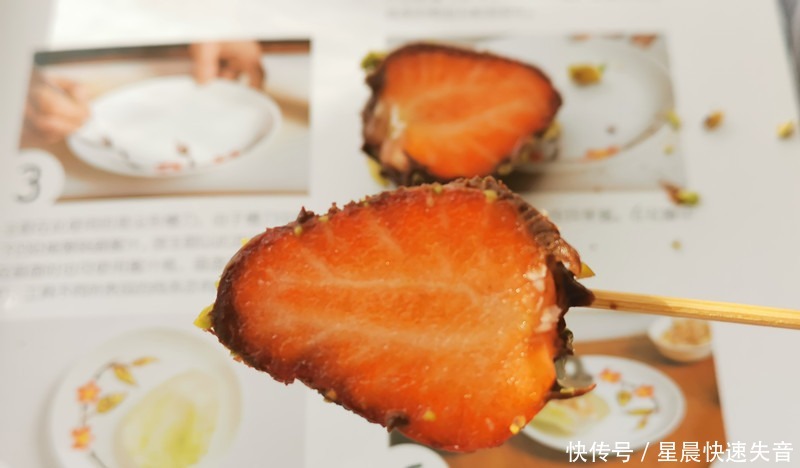 草莓别直接吃了,裹上一层巧克力脆皮,咬一口香甜流汁超过瘾!