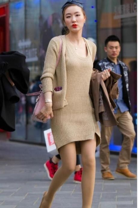 街拍:白色吊带连衣裙长发美女,美得让人窒息,是不是仙女下凡了