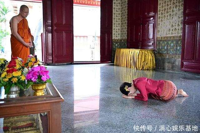 诗妮娜一下车立马跪趴在水泥地不疼吗?比苏提达更卑微,曲线绝了