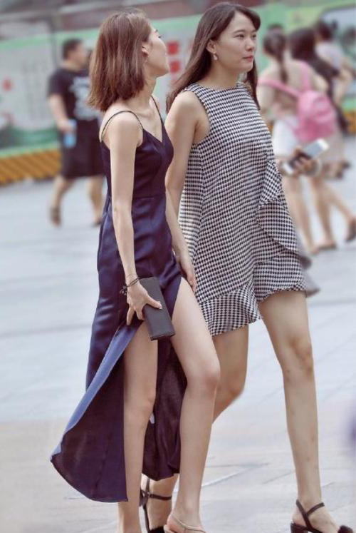 街拍:成熟性感的小姐姐,身材丰腴妩媚动人,尽显十足魅力