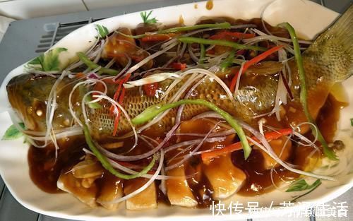 鱼肉|清蒸鲈鱼,加盐和料酒都不对!牢记这3点,鱼肉鲜嫩不柴不腥
