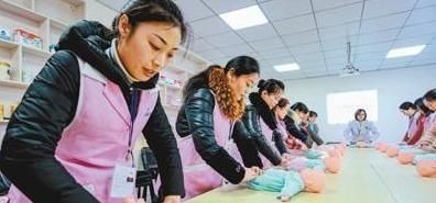 高学历|女儿3岁还不会走路,宝妈抱孩子去检查,医生却低声说:报警吧