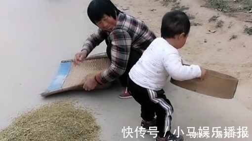 勤劳|“勤劳奶奶”带娃干农活火了,萌娃“尽情摇摆”的模样超起劲