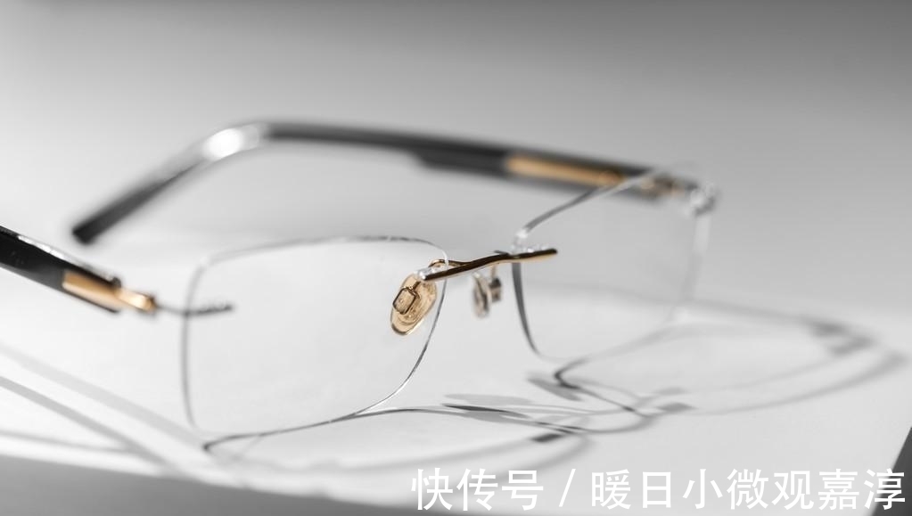 实锤|又见穿越者实锤？500年前一幅画放大10倍，竟发现一个眼镜男？