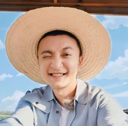 尼格买提也关注王俊凯的童年,在他面前提新加坡的梗,粉丝也补刀