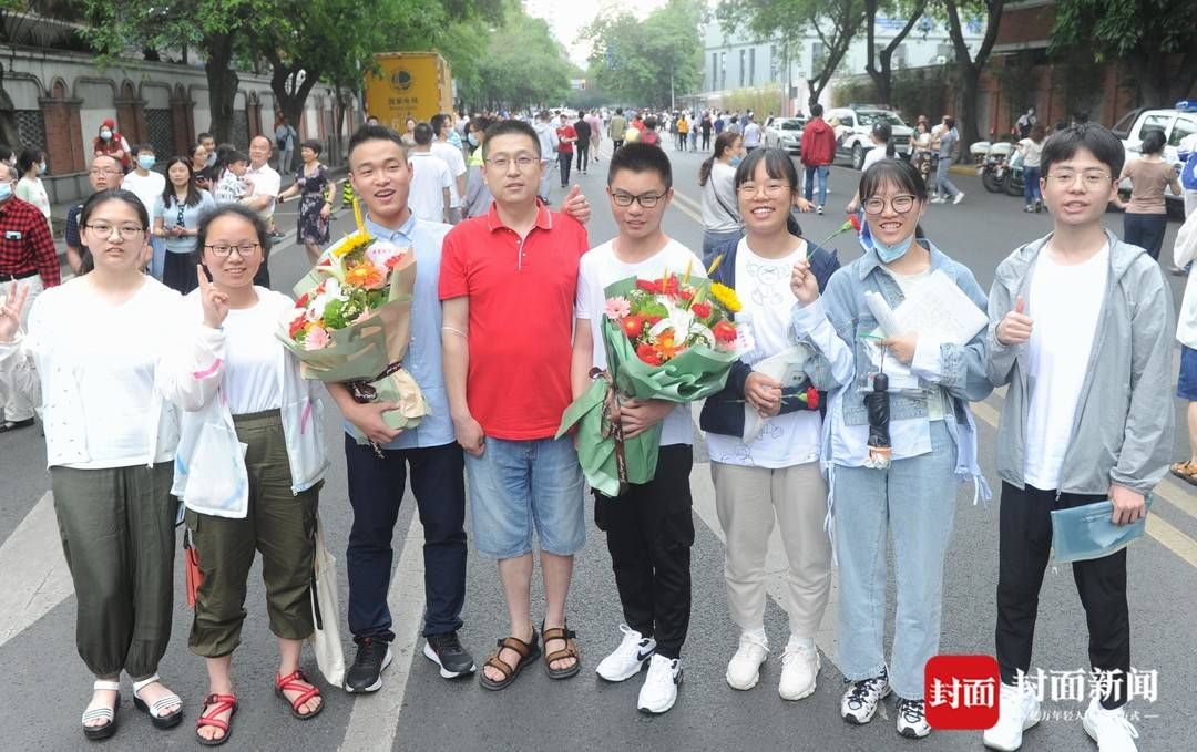 图集|鲜花献恩师 成都七中考场外考生们高呼胜利 合影留念 | 考生