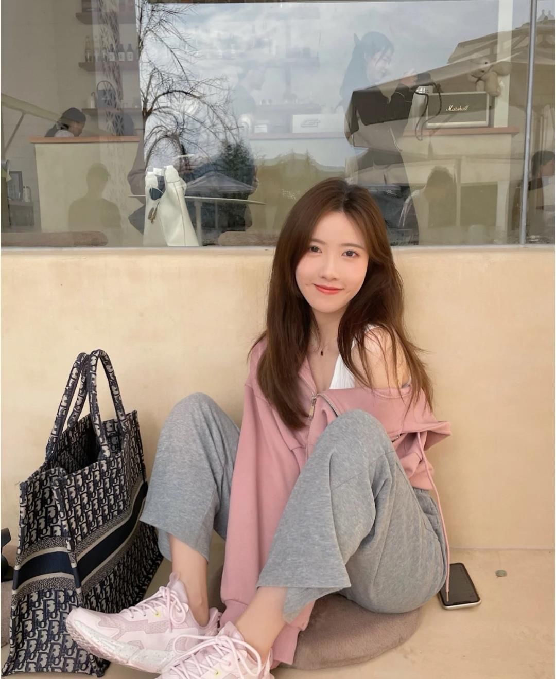 百褶裙 被“水蜜桃”穿搭圈粉了,云朵衫和百褶裙,时尚温柔“怜”人爱