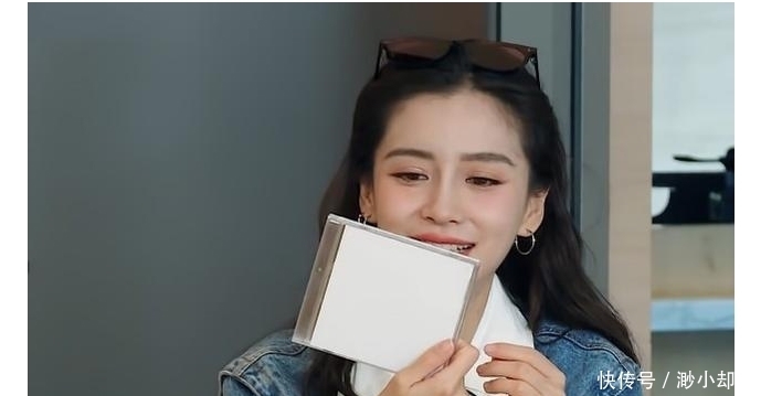 郑恺进入会议室,下意识走向baby身边,完全忽视导演安排的位置