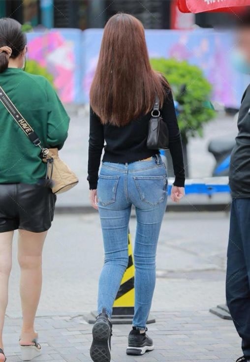 穿搭 墨绿色的无袖上衣，搭配黑色九分裤，整体给人简单清爽利落感觉