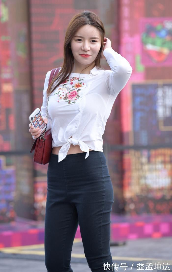 小姐姐|简单的一朵牡丹花，把小姐姐的优雅气质完美勾勒出来